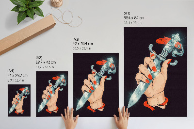 Premium stenski plakat Roka z bodalom, utripajoči detajli