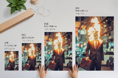Premium stenski plakat Eleganten moški z gorečo glavo v mestu