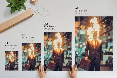 Premium stenski plakat elegantni moški z gorečo glavo v mestu