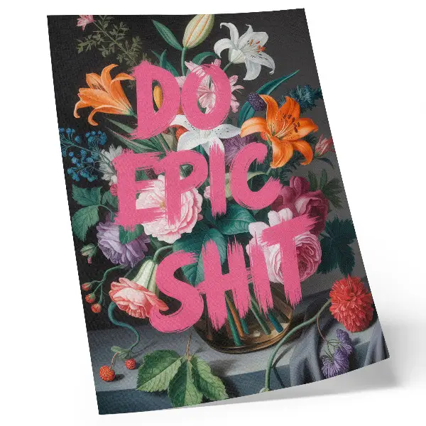 Eleganten plakat za dnevno sobo z motivom rožnatih črk na ozadju pisanih rož