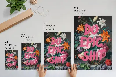 Eleganten plakat za dnevno sobo z motivom rožnatih črk na ozadju pisanih rož