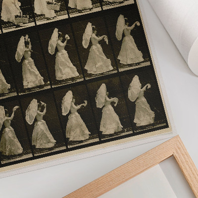 Plakat Ženska dviguje košaro in maha z robčkom (ok. 1887), avtor Eadweard Muybridge