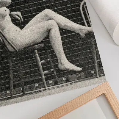 Premium stenski plakat ženska, ki gola sedi na stolu in kadi cigareto, avtor Eadweard Muybridge