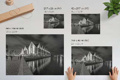 Plakat na platnu Monokromatska arhitektura z odsevom v vodi