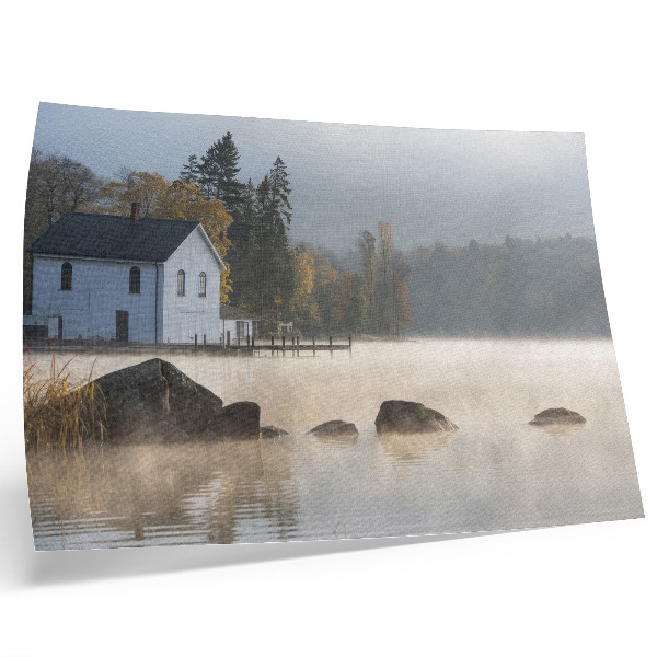 Plakat s teksturo platna Meglena pokrajina jezero koča drevesa jesen