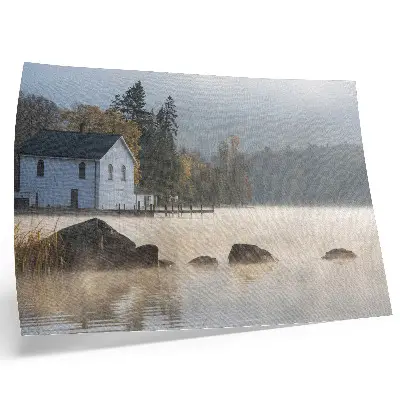 Plakat s teksturo platna meglena pokrajina z jezerom, kočo in jesenskimi drevesi
