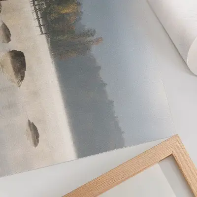 Plakat s teksturo platna meglena pokrajina z jezerom, kočo in jesenskimi drevesi