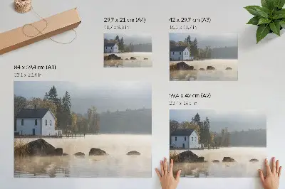 Plakat s teksturo platna meglena pokrajina z jezerom, kočo in jesenskimi drevesi