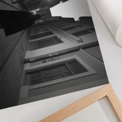 Plakat na platnu temna ulica s skrivnostno figuro za nostalgično vzdušje