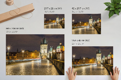 Plakat na platnu Očarljiva arhitektura osvetljenega mostu v nočnem mestu