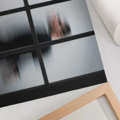 Plakat na platnu črna silhueta za steklenim okvirjem v sivem minimalističnem slogu