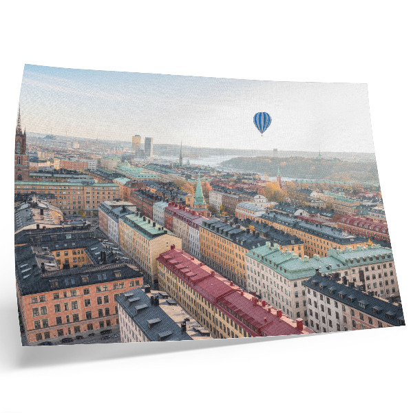 Plakat Barvit mestni balon nad stavbami v nebu