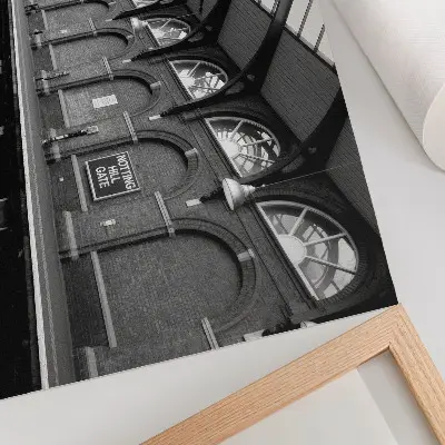 Plakat s teksturo platna eleganca urbane arhitekture s poudarkom na svetlobi in sencah