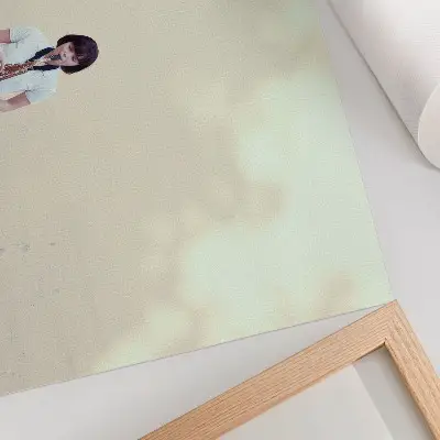 Plakat s teksturo platna minimalizem v svetlih barvah z motivom miru in glasbe pred vrati