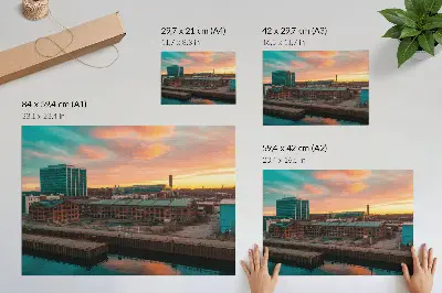 Plakat na platnu industrijske zgradbe ob sončnem zahodu z mirnim vzdušjem