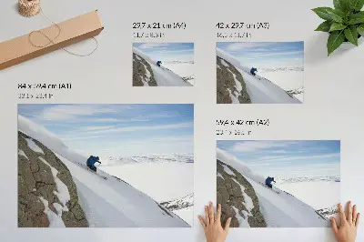 Plakat smučar na belih vrhovih pod modrim nebom, ki predstavlja harmonijo
