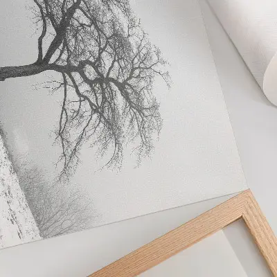 Plakat na platnu osamljeno drevo v zimskem miru z minimalistično harmonijo
