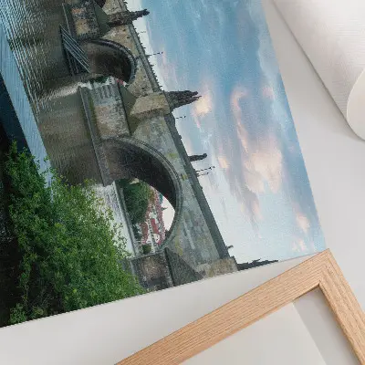 Plakat z motivom zgodovinske arhitekture mostu čez reko v mirnem vzdušju
