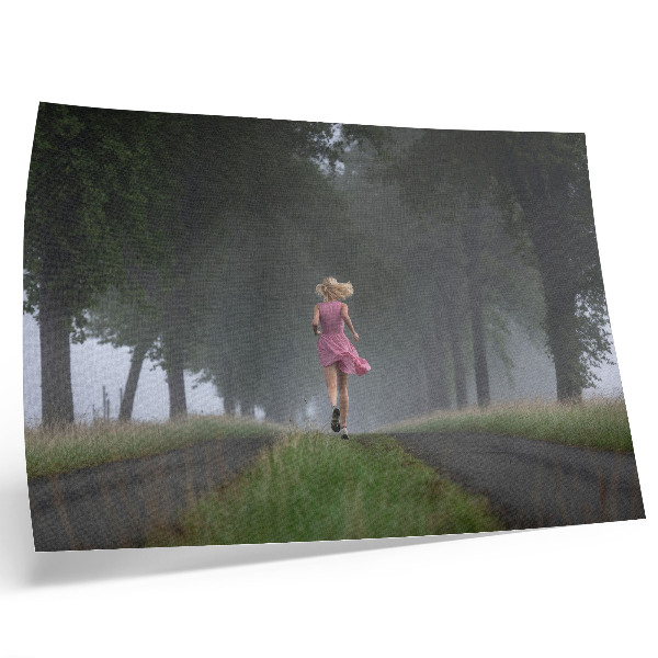 Plakat na platnu Tekoča figura aleja megla drevesa zelena