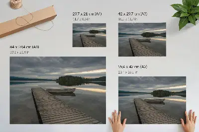 Plakat na platnu jezero s čolnom v gozdu pod oblaki za pomirjujoče vzdušje