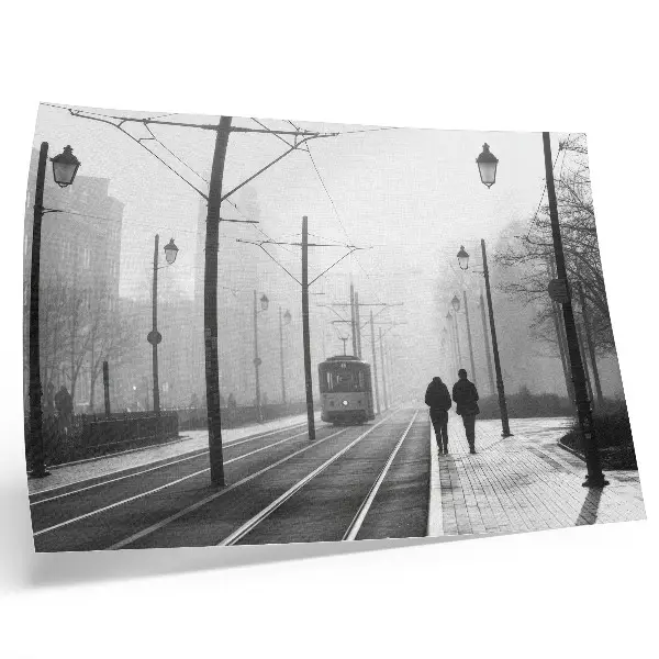 Plakat na platnu tramvaj v megli z uličnimi svetilkami in mestnim vzdušjem