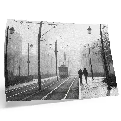 Plakat na platnu tramvaj v megli z uličnimi svetilkami in mestnim vzdušjem
