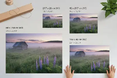 Plakat na platnu slikovita lesena koča v megli z rožami v naravi
