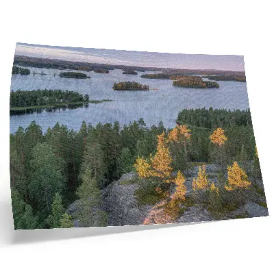 Plakat s teksturo platna jezero z borovim gozdom, otokom in pastelnim nebom