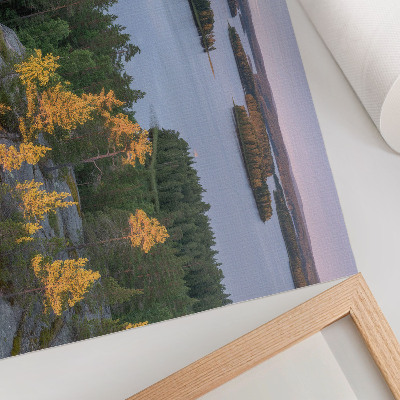 Plakat s teksturo platna Jezero z borovim gozdom, otokom, pastelno nebo