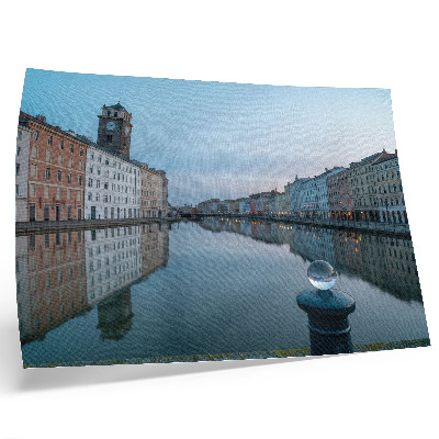 Plakat s teksturo platna Pastelne stanovanjske hiše, ki se zrcalijo v vodi kanala