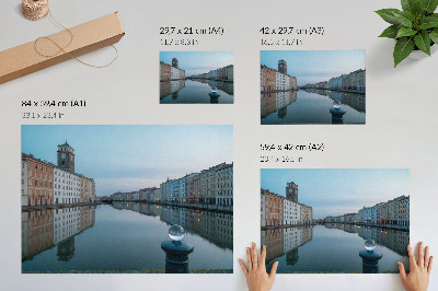 Plakat s teksturo platna Pastelne stanovanjske hiše, ki se zrcalijo v vodi kanala