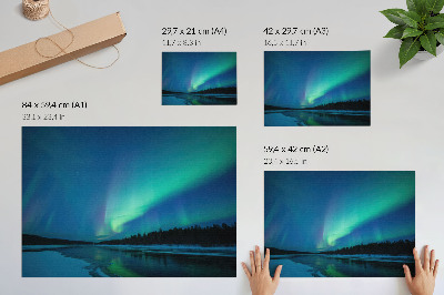Plakat Aurora Borealis nad zamrznjenim jezerom ponoči