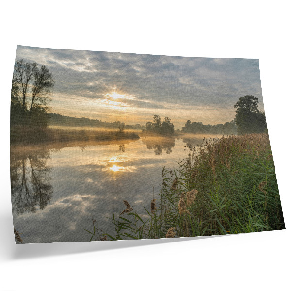 Plakat na platnu Megleno jutro ob jezeru z odsevi narave