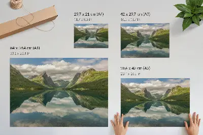 Plakat slikovite gore nad jezerom z jasnim odsevom