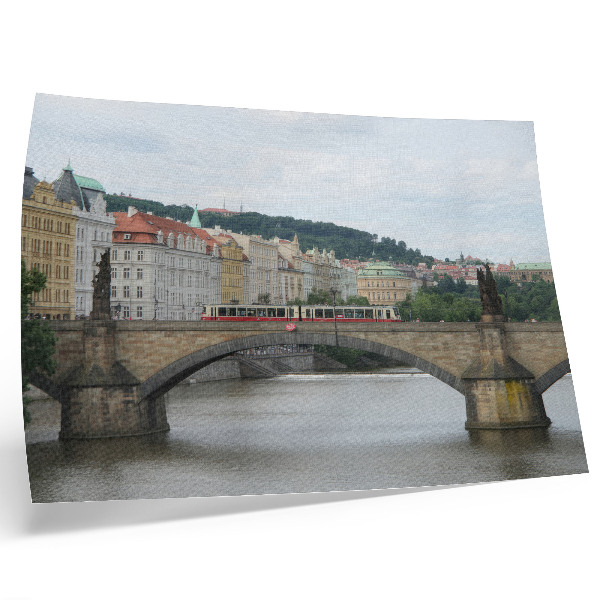 Plakat s teksturo platna Most čez reko s tramvajem, obdan s klasično arhitekturo