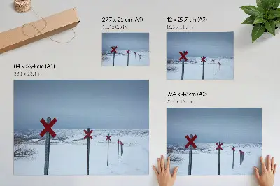 Plakat Beli hribi z rdečimi znaki tišina v prostoru