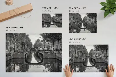 Plakat s teksturo platna črno-beli mostovi in urbani kanalski prostor