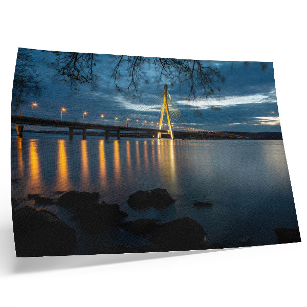 Plakat na platnu Osvetljen most čez vodo ponoči