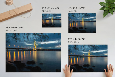 Plakat na platnu Osvetljen most čez vodo ponoči