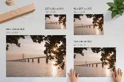 Plakat slikovit most nad vodo ob sončnem zahodu
