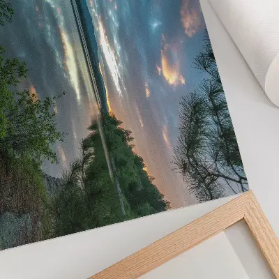 Plakat na platnu odsev jezera z zelenimi drevesi v mirnem vzdušju