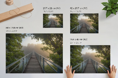 Plakat s teksturo platna Most v megli čez reko v zelenem okolju
