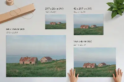 Plakat s teksturo platna rustikalne stavbe z zelenimi travniki in morjem