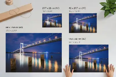 Plakat most z odsevom vode v nočnem siju in harmoniji