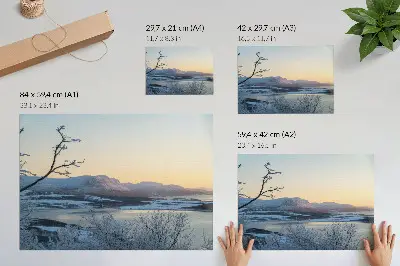 Plakat na platnu zimska pokrajina z gorami, vodo in drevesi v mraku