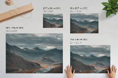Plakat na platnu muhaste gore z oranžnimi potoki in dramatičnimi oblaki