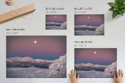 Plakat s teksturo platna zasnežene gore s pastelno roza luno