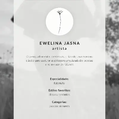 Plakat s teksturo platna tradicionalna oblačila na zelenem travniku z drevesi