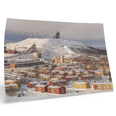 Plakat na platnu zimsko mesto s pisanimi stavbami v kontrastu s snegom