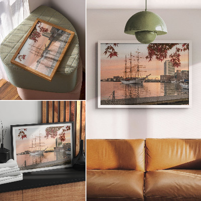 Plakat na platnu Jadrnica ob sončnem zahodu, mirna panorama mesta